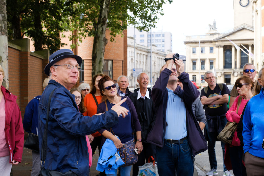 The regular Old Town Guided Walks are now back in full swing with Paul Schofield @hulltourguide every Friday, Saturday & Sunday at 2pm from Queen Victoria statue - no need to book, just turn up and enjoy! £5pp 👉 loom.ly/nTUSNmc #MustBeHull