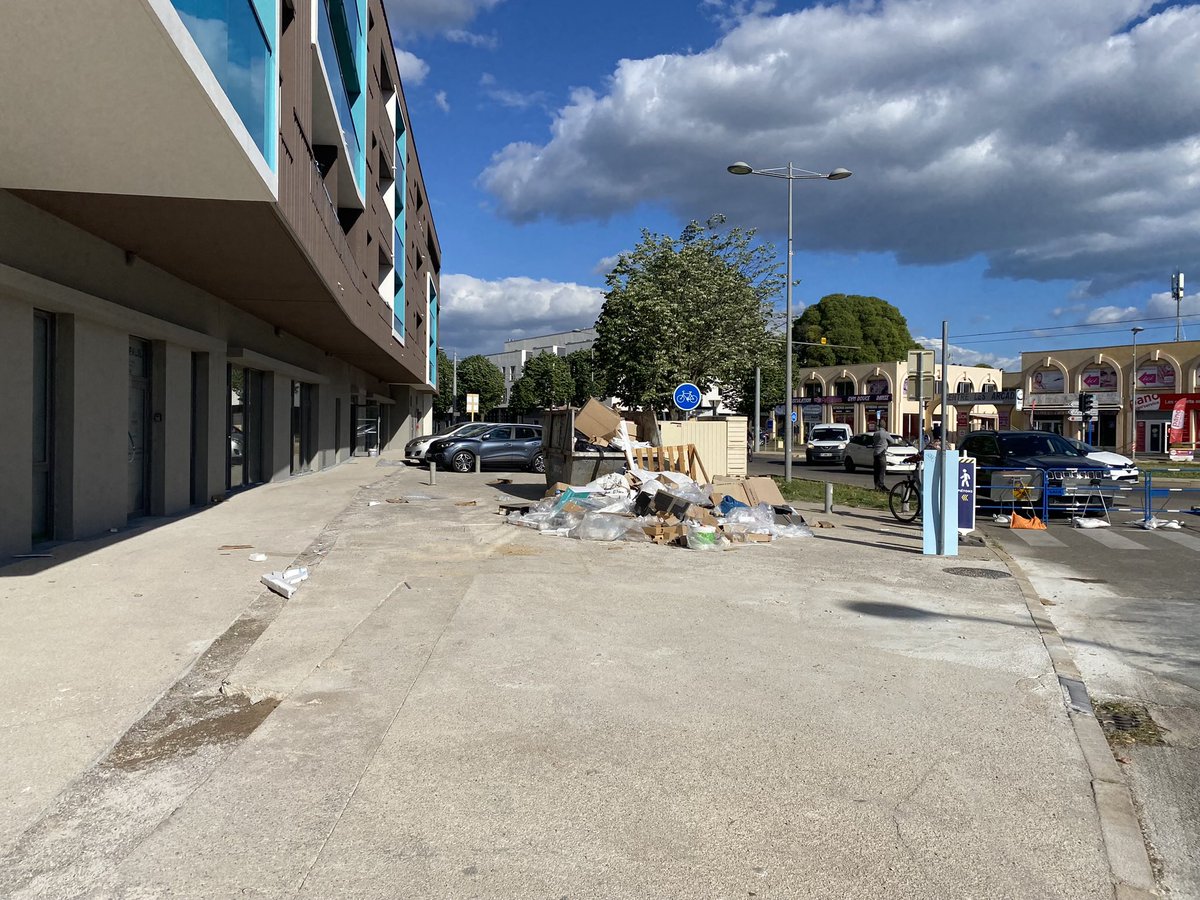 ChauffourB's tweet photo. Rien de nouveau à @CastelnauleLez . La mauvaise gestion des déchets professionnels …et sur la PC, affligeant! 😞 https://t.co/yMpcknRiCQ