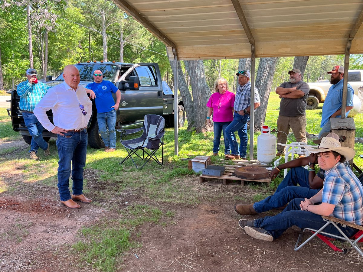 Enjoyed lunch with cattlemen at the Upson County Livestock sale barn yesterday!

I’m a friend to our farmers & I know how important Georgia's #1 industry, agriculture, is to our economy.

#gapol #ga03