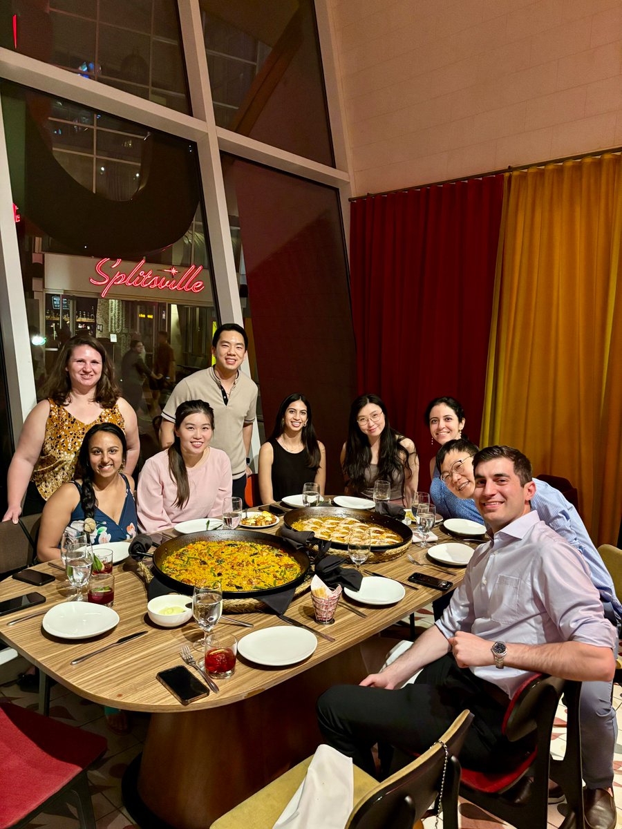 Want to make our #radonc world a better place & gain a new @ACRORadOnc family along the way filled with amazing friendships? ☢️🌎 Then apply to be part of our resident committee! Former Exec Chairs felt nostalgia at #ACRO2024 & joined us current committee folk+friends for🥘