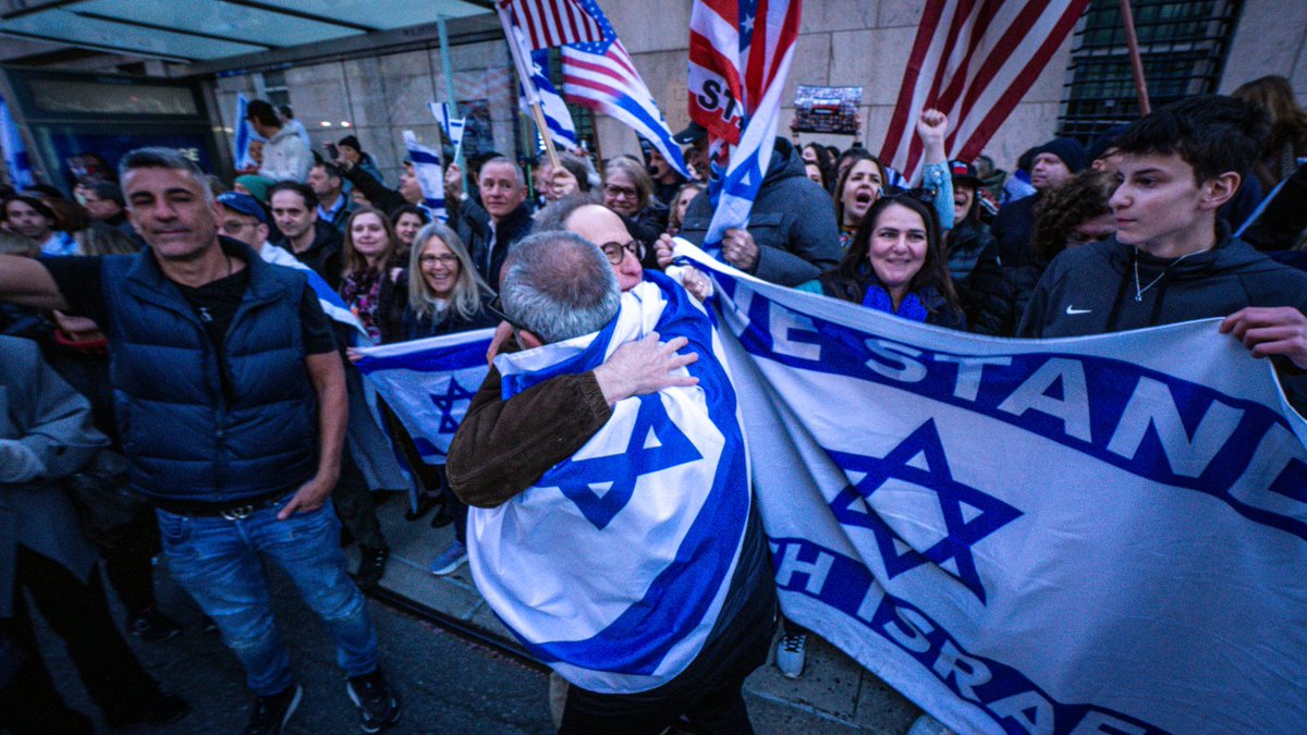 Scenes from last night as Pro-Israel protestors approached the gates of Columbia University in response to Columbia’s Gaza Solidarity encampment PT. 1