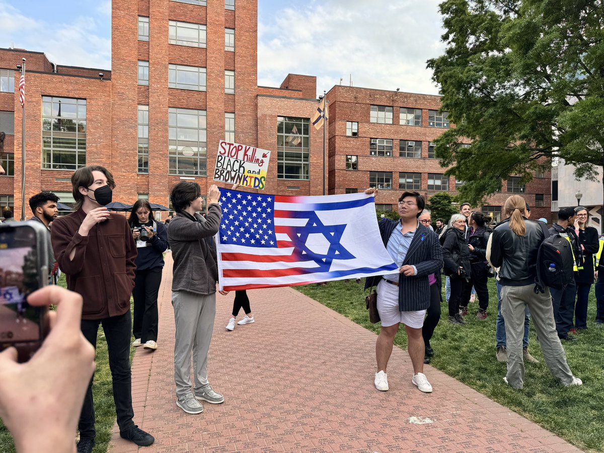 The counterprotesters at GWU yesterday were these two nerds, seriously.
They just stood there, nobody paid attention to them. There was one campus police officer. No aggression from anyone: 
#SolidarityWithGaza #1A -#SJP #GWU #PalestinianGenocide