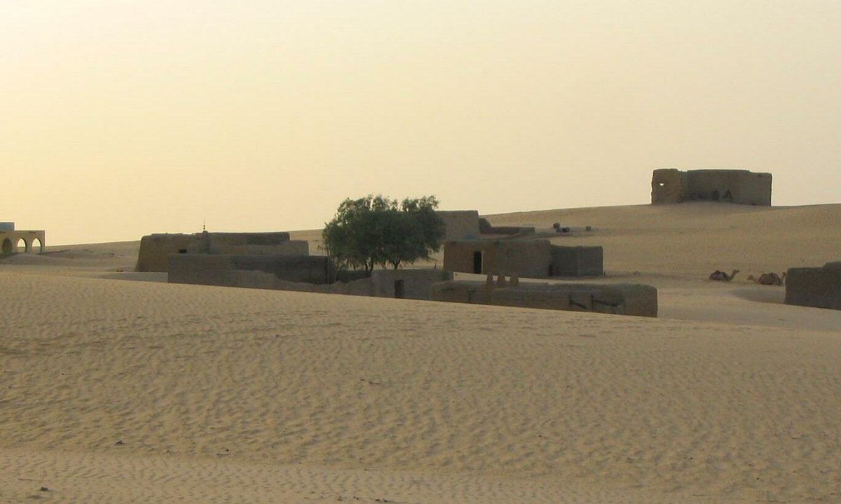 Araouane ở Mali là thành phố có người ở nóng nhất thế giới, dân số 300 người. Bao quanh thành phố là sa mạc cằn cỗi và những cơn bão cát thường trực - còn gọi là harmattan. Bão cát thổi qua gây giảm độ ẩm, tan mây, ngăn sự hình thành mưa