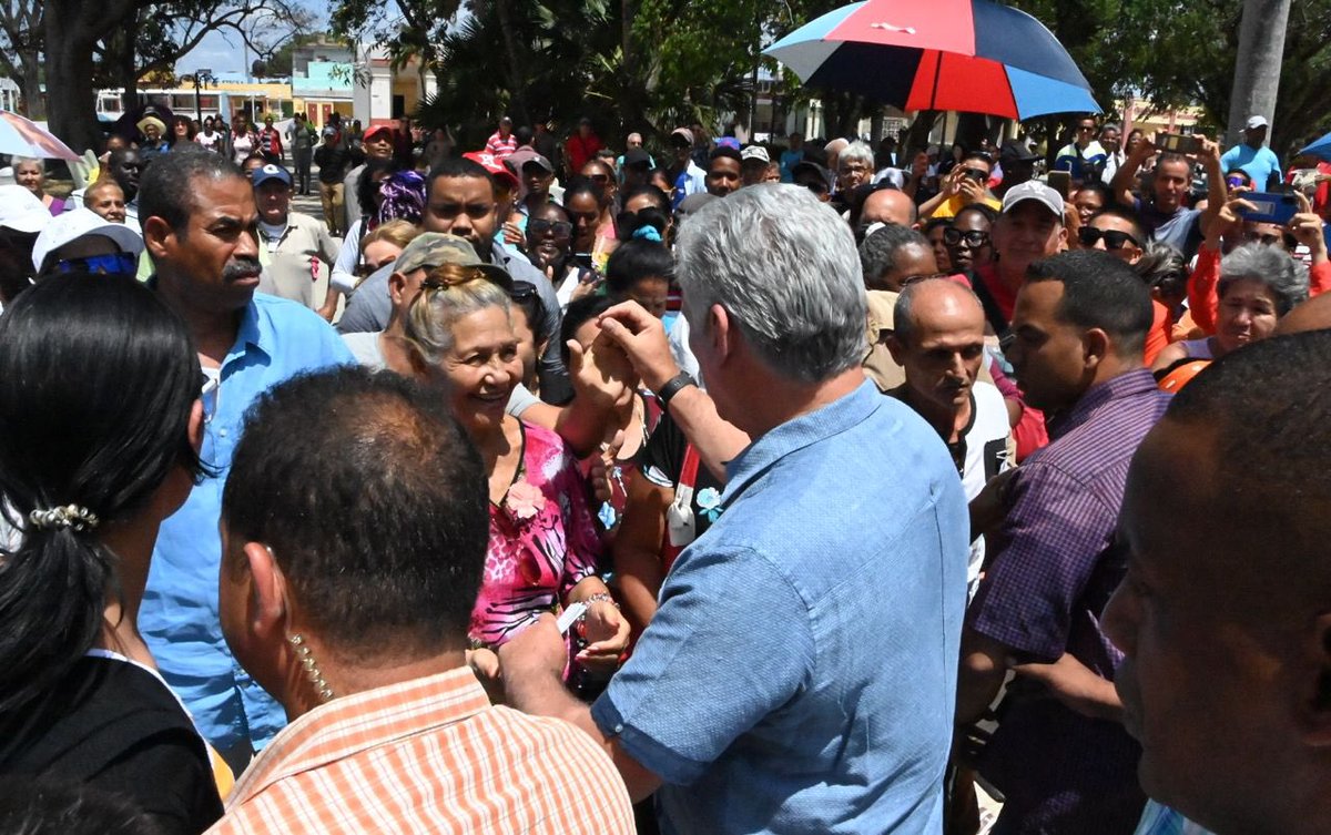 Amanecimos en Taguasco, donde se está trabajando duro para cumplir la zafra. Estaremos visitando aquí varios lugares e intercambiando con el pueblo. Luego seguimos a Villa Clara. 

Desde ayer, en Florida y Morón, retomamos estos imprescindibles recorridos por municipios de #Cuba.