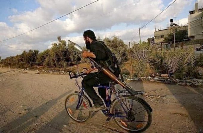 الدراجة الغزاوية قهرت الميركافا الصهيونية

لا ريب ولا عجب فالإيمان يصنع المعجزات