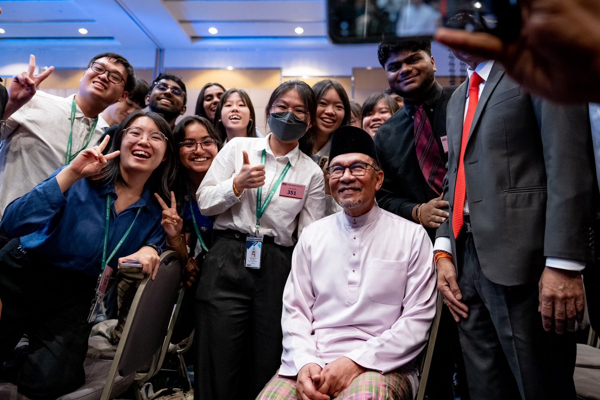 Petang tadi hadiri Majlis Penyampaian Sumbangan Institut Pembangunan Pendidikan Maju (MIED) di Putrajaya. Turut sama adalah Menteri Pendidikan Tinggi Dato' Seri Diraja Dr Zambry Abdul Kadir dan Presiden MIC Tan Sri S A Vigneswaran. Saya tegaskan bahawa setiap perang mulut,…