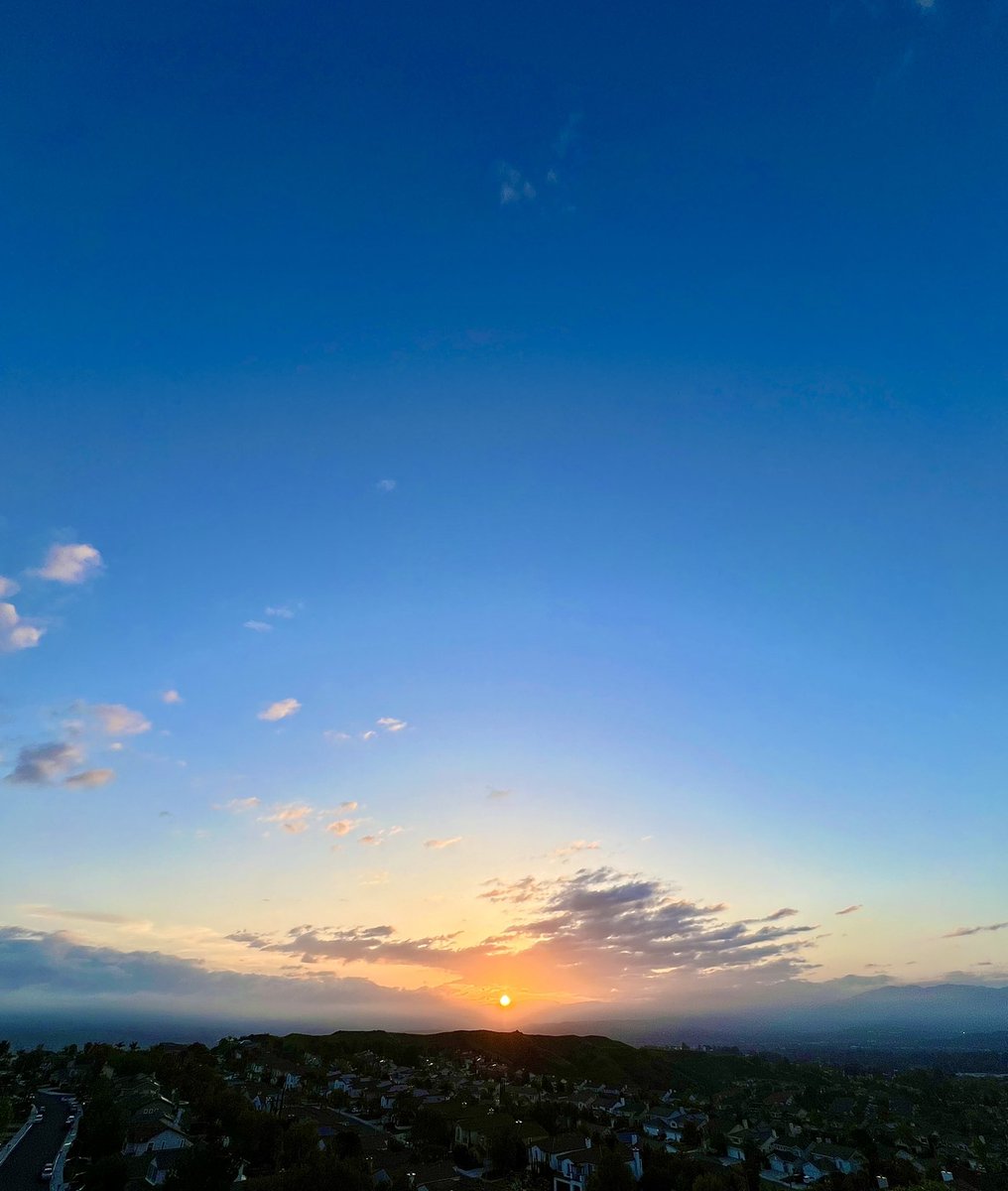 Good Morning From #SoCal!🌞 
#FridayMorning #Sunrise  #SunrisePhotography #Spring #Sky #SkyPhotography #April #TGIF