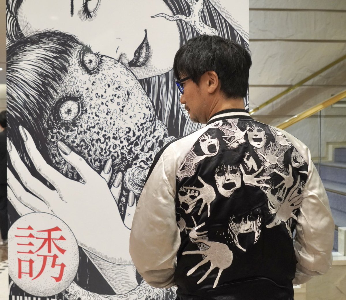 Crossover de los más grandes. Hideo Kojima junto a Junji Ito en la inauguración JUNJI ITO EXHIBITION: ENCHANTMENT, la exposición sobre el mangaka de horror en Tokio. Ojo a la cazadora de Kojima.