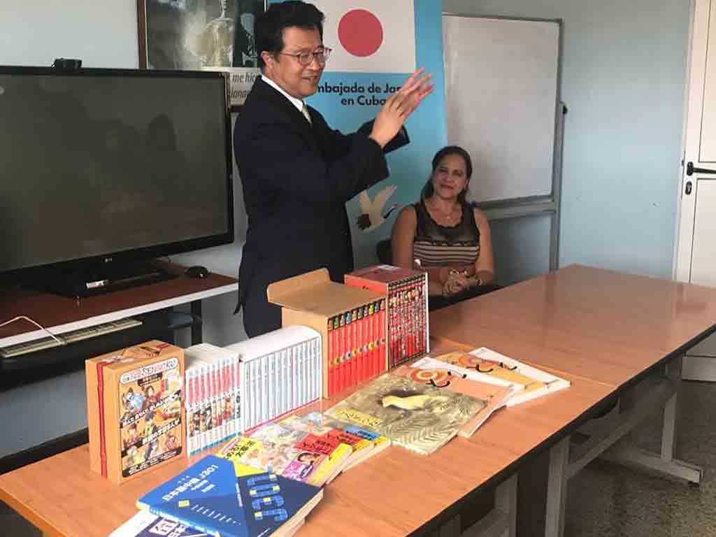 En #Cuba 🇨🇺, los estudiantes de japonés de la Facultad de Lenguas Extranjeras (FLEX) de la Universidad de La Habana cuentan hoy con nuevos textos en ese idioma, donados por la Embajada de #Japón 🇯🇵 🔗cubaminrex.cu/es/japon-dona-…