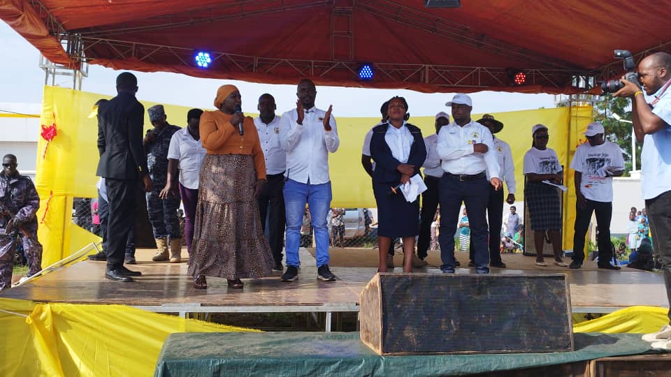 PHOTOS: Hundreds of Thousands @NRMOnline supporters have gathered at Bweyara C.O.U Primary School Stadium as ONC (@onc_nrm) Manager, SPA Hajjati Hadijah Namyalo donates equipment/items to Kiryandongo residents.
#FreemanNewsUG.