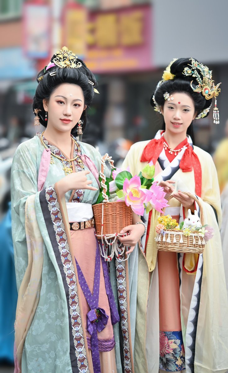 The Hanfu women participating in the street parade of the Shishi Chiwang Mansion Cultural Festival.
 #采桑枝 #tradition #china #chinese #hanfu
