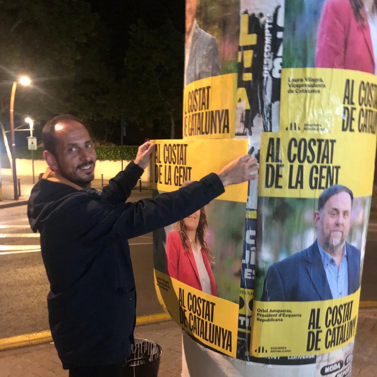 ❗️Inici de la campanya electoral a #Castelldefels amb en la tradicional enganxada de cartells. 📢 Els republicans i republicanes ens mobilitizem amb un missatge clar: ✊️ AL COSTAT DE LA GENT. 💛 AL COSTAT DE CATALUNYA