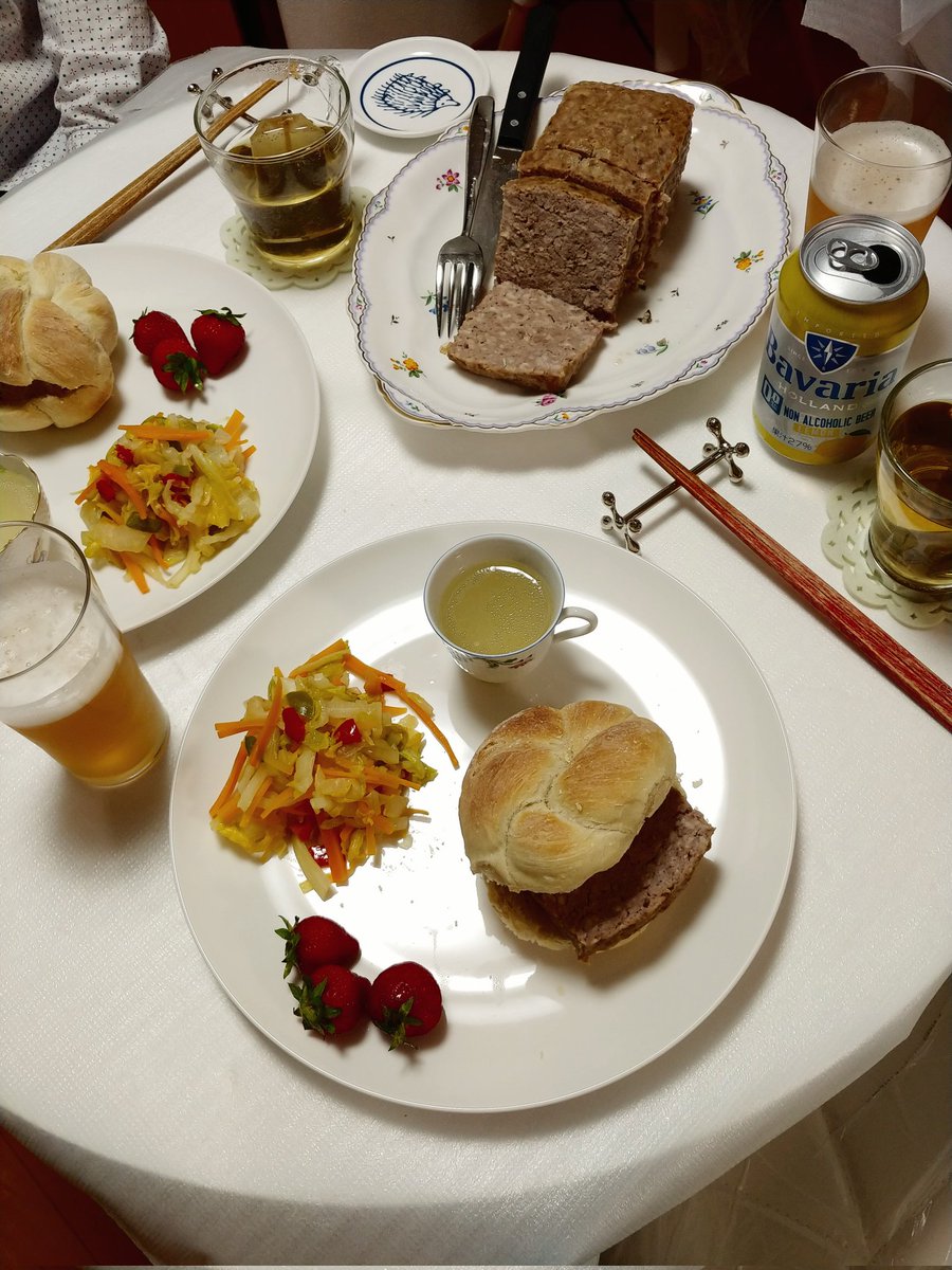 Marktbach's tweet photo. 昨夜に続いて今夜もレバーケーゼとセンメルで深夜の宴会。今日のは牛豚合挽きにかしわとお豆腐入り。出てきたスープを薄めてヘレンドやロールストランドについでみました。うーま！😋 オランダ製なのに「ババリア」という銘柄のラートラーが進むわ～💕
#Leberkaese
#Semmel https://t.co/hfINukWzBM