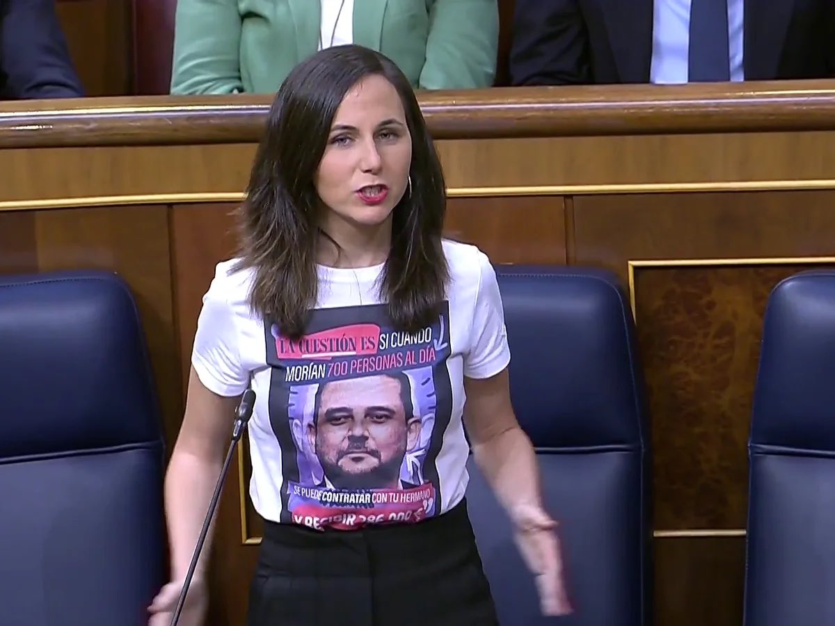 albertem91's tweet photo. @ionebelarra Leyendo este mensaje nadie pensaría que es la misma persona que se puso una camiseta con la cara de un familiar político. La empatía sólo con quien nos interesa, a que sí? A la justicia no se le paran los pies, Ione https://t.co/n8EcrcbmtV