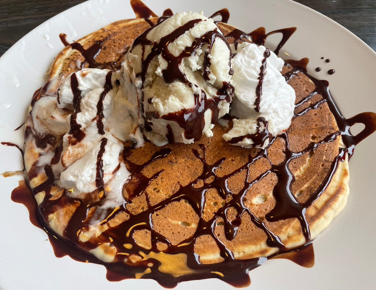 Birthday Dinner with Cleo & Jasmine, at Vertical Diner, a #VeganDiner in PDX!
.

#vegan #veganfood #plantbased #veganism #vegancomfortfood #veganbirthday #veganfortheanimals #portlandvegans #pdxvegans #pancakes #veganmilkshake #veganicecream #dairyisscary #vegandessert #dairyfree