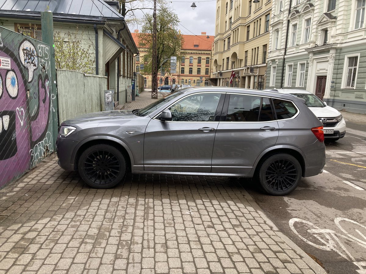 būtu spēks, 1.06. rīkotu “kritisko masu”, lai atgādinātu autovadītājiem, ka Rīgā vēl dzīvo kāds bērns, un visas šīs situācijas foto mums ir bīstamas.

šodien sieviete, nelegāli un ar švunku parkojoties uz ietves, gandrīz notrieca manu lapsu. “oi, izviņiķe” īsti nepalīdz.