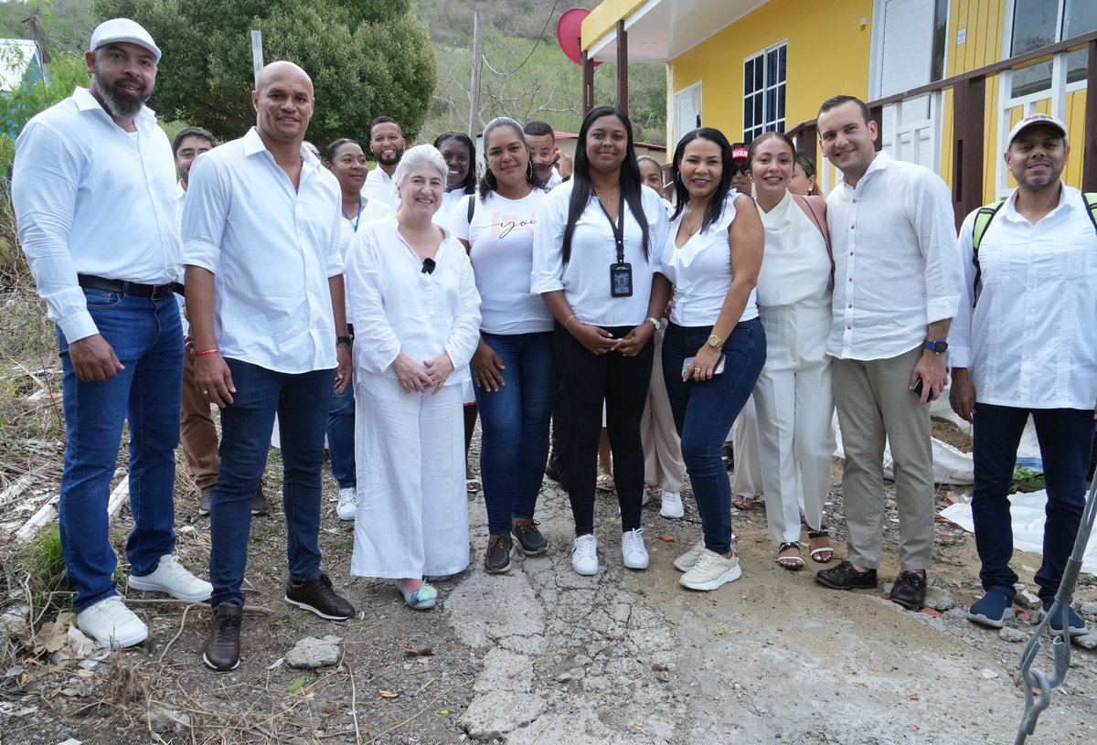 Continuando con su agenda de trabajo en el archipiélago, la ministra @CATALINAVELASCO en compañía del alcalde de Providencia y Santa Catalina, Alex Ramírez, visitó a una familia beneficiaria de subsidio para vivienda nueva con el Proyecto 100 Viviendas. #LaViviviendaNosUne