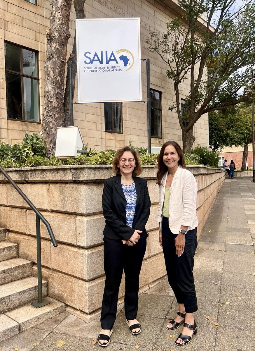 Two think tank heads hanging out talking geopolitics, sustainability, Indian Ocean security and 🇿🇦’s upcoming #G20 presidency. Great to meet @Siderop at Jan Smuts House @SAIIA_info today on @WitsUniversity campus.
