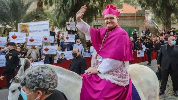 Éramos pocos y parió la burra: El obispo Munilla acusa a Pedro Sánchez de “poner su ego en el centro” y le pide “dejar actuar a la Justicia” Ojo que es el de la foto el que habla de egos.