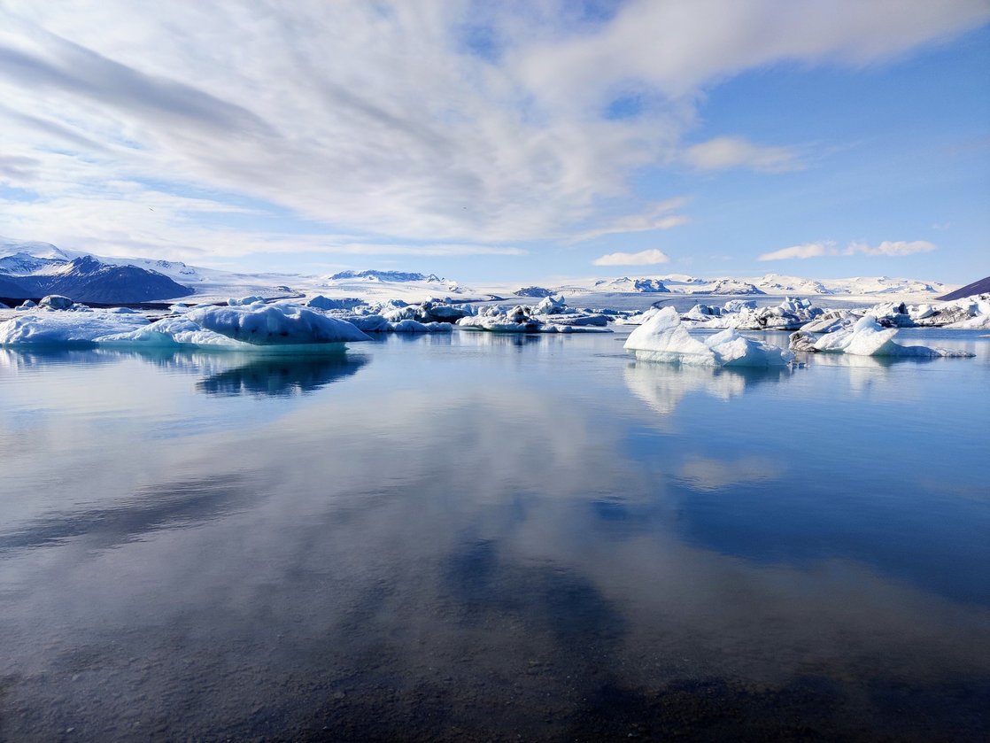 Jökulsárlón est une lagune glaciaire dans le sud-est de l' #Islande. Ses eaux bleues paisibles sont parsemées d'icebergs. Elle s'écoule vers l'océan, abandonnant au passage des morceaux de glace sur une plage de sable noir Crédits : Karim Madjer #naturelovers #géologie #nature