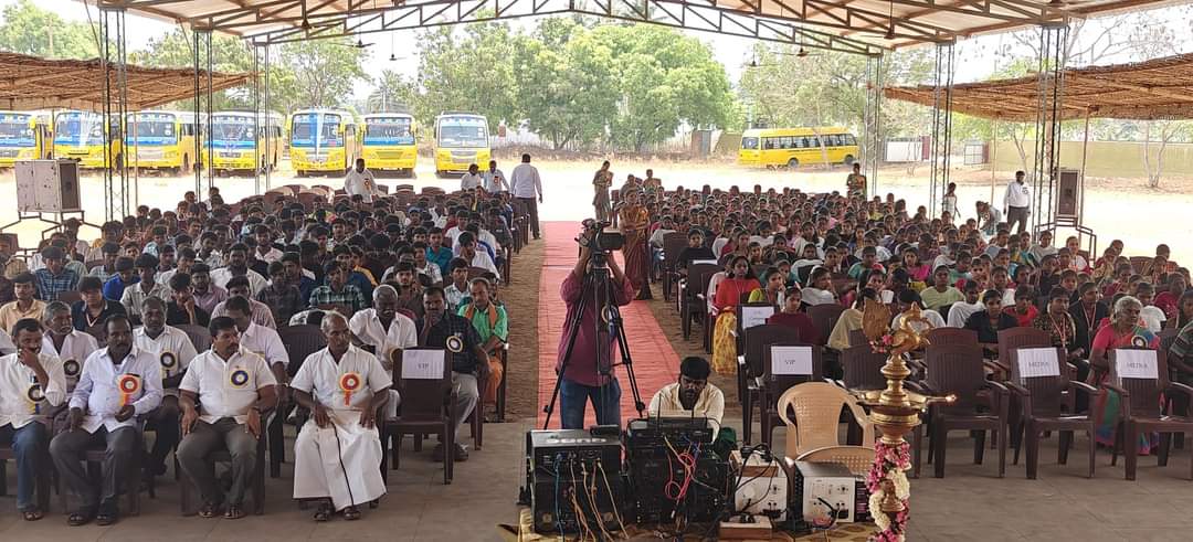 திருப்பூர் மாவட்டம், வெள்ளகோவில் ஒன்றியம், முத்தூர், கருப்பண்ணன் மாரியப்பன் கல்லூரியில் நடைபெற்ற முப்பெரும் விழாவில் கலந்து கொண்டோம். உடன் திருப்பூர் தெற்கு மாவட்ட கழக செயலாளர் இல. பத்மநாபன் அவர்கள், வெள்ளகோவில் ஒன்றிய கழக செயலாளர் கே. சந்திரசேகரன் அவர்கள், வெள்ளகோவில் நகர கழக