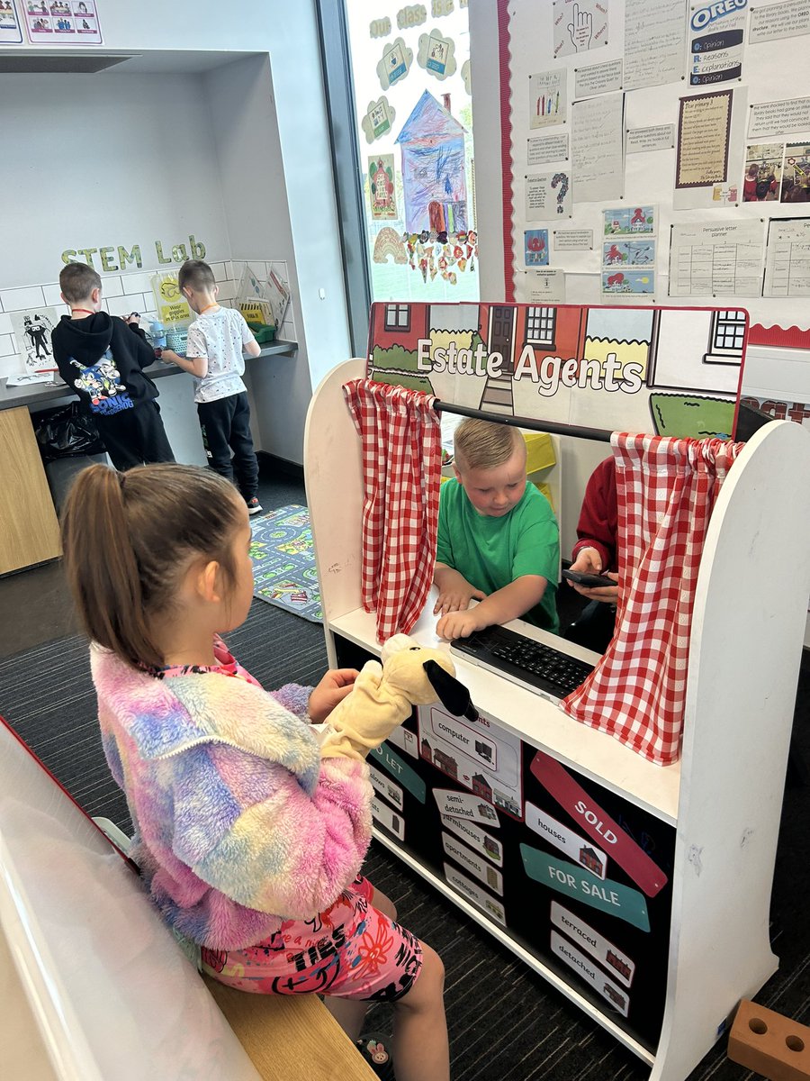 As part of our Housing topic, we have opened an Estate Agents in P3b! I personally had a great experience visiting today and nabbed a 3 bedroom detached house with a garden for a steal of £200,000! 🏡@ClydePrimary @PPGlasgow #playistheway #ClydePlay