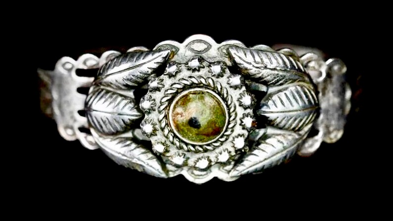 Vintage Native American Navajo Fred Harvey Silver & Turquoise Cuff Bracelet farriderwest.etsy.com/listing/172151… Available at Far-Rider-West.com 

#turquoisebracelet #turquoisejewelry #nativeamerican #vintagejewelry #1950s #cuffbracelet #indianjewelry #fredharvey #Navajojewelry