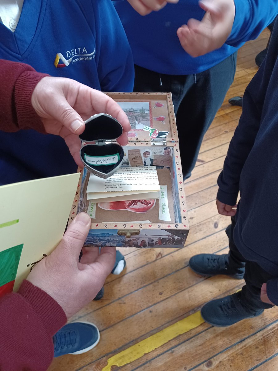 Amazing session with children at Eastborough Primary School. Creating a better understanding about why people flee their homeland in search of safety. Learning kindness and empathy. 
#Carrymystory
#KirkleesWelcomes
#EastboroughJINAcademy
#Dewsbury