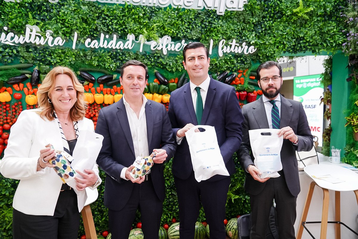 💧El presidente de Diputación, @JaviAurelianoG, asiste a la última jornada de Expolevante-Níjar. ✍🏻Ha participado en el Foro Mediterráneo del Agua, la Energía y la Alimentación, en la campaña por el consumo de sandía y en la firma del manifiesto a favor del Puerto Seco (Níjar).