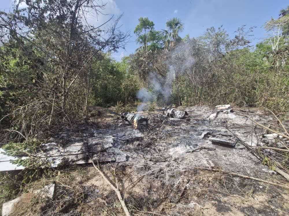 En el marco de la Operación Escudo Bolivariano Relámpago del Catatumbo 2024, #FANB localizó e inhabilitó aeronave hostil en el estado Zulia, por sobrevolar nuestro territorio sin transponder y sin autorización. #Venezuela no será plataforma del crimen organizado transnacional.