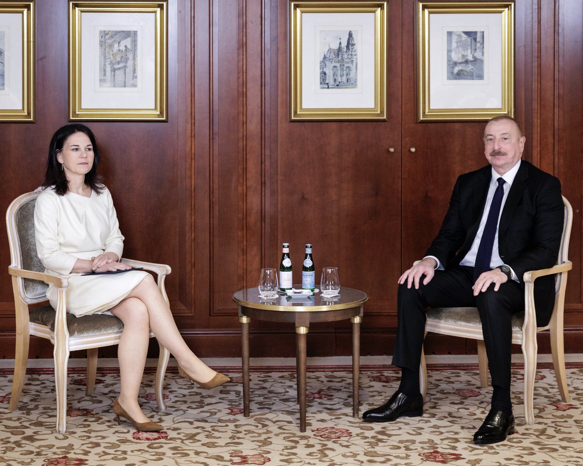 #COP29 in Baku ist auch eine Chance für eine gute Zukunft im südlichen Kaukasus. Ein Friedensvertrag zwischen #Armenien & #Aserbaidschan ist dafür zentral. Am Rande von #petersberg2024 sprach @ABaerbock mit Präsident Aliyev @presidentaz erneut über konkrete Schritte auf dem Weg.