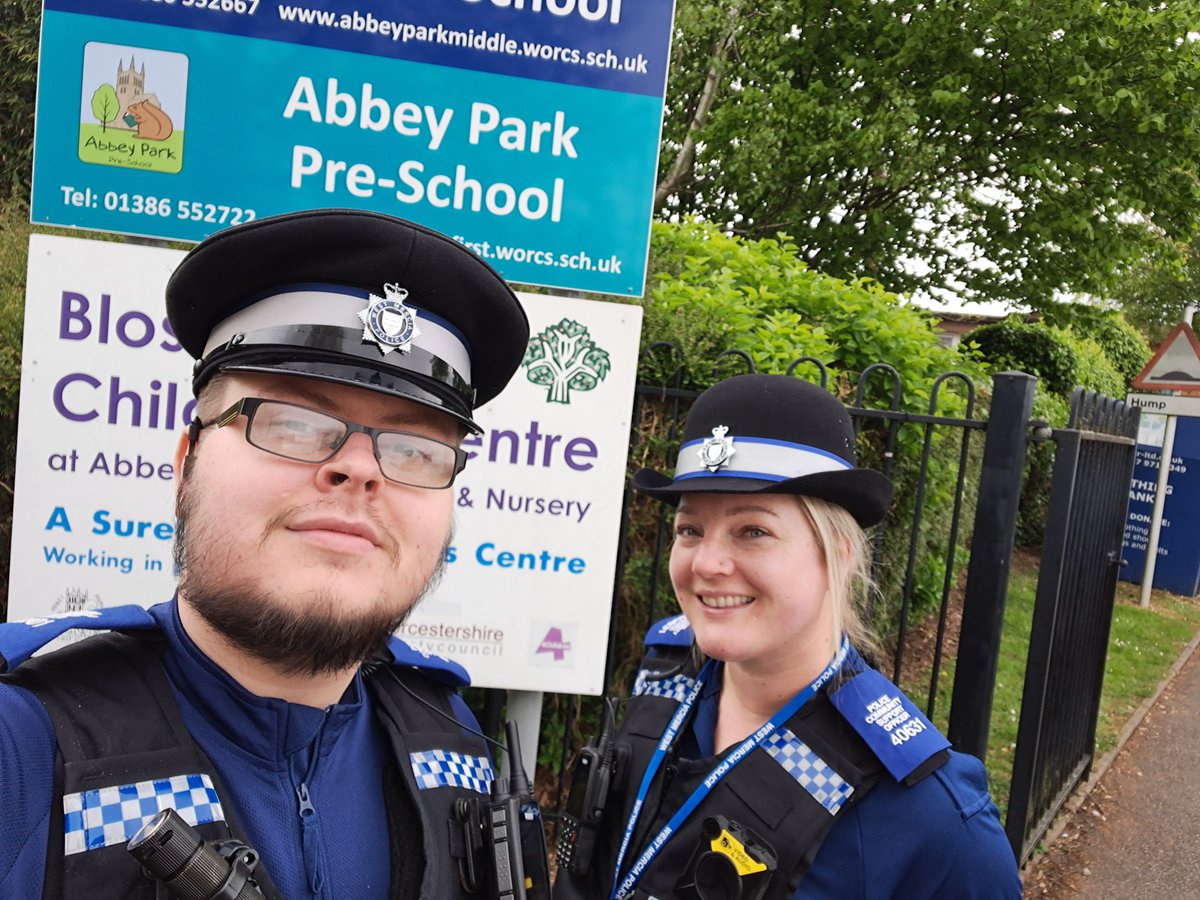 #PCSOSmith and #PCSORice have been out at #AbbeyPark school on #SaferSchool patrols 👮‍♂️ 

Great engagements with students, parents and teachers!

We continue to patrol schools during drop off and pick up times as part of us being #VisibleInTheCommunity 

#RoadSafety @InspDaveWise