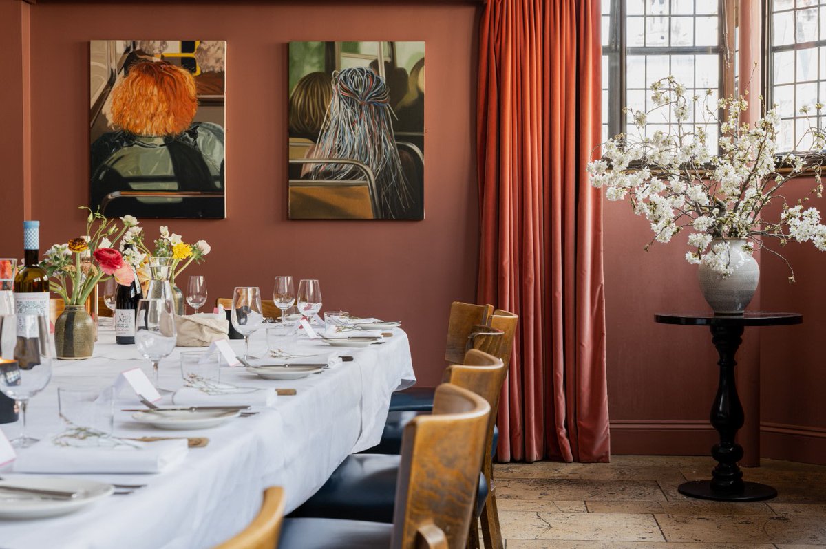 Peering out onto the iconic Radcliffe Camera @QuodRestaurant offers stylish contemporary private dining space. Find out more ➡ experienceoxfordshire.org/conferencing-v… #ExperienceOxfordshire #EOVenues #OxfordshireVenues #eventsprofs #eventsaregreat @theoxcollection
