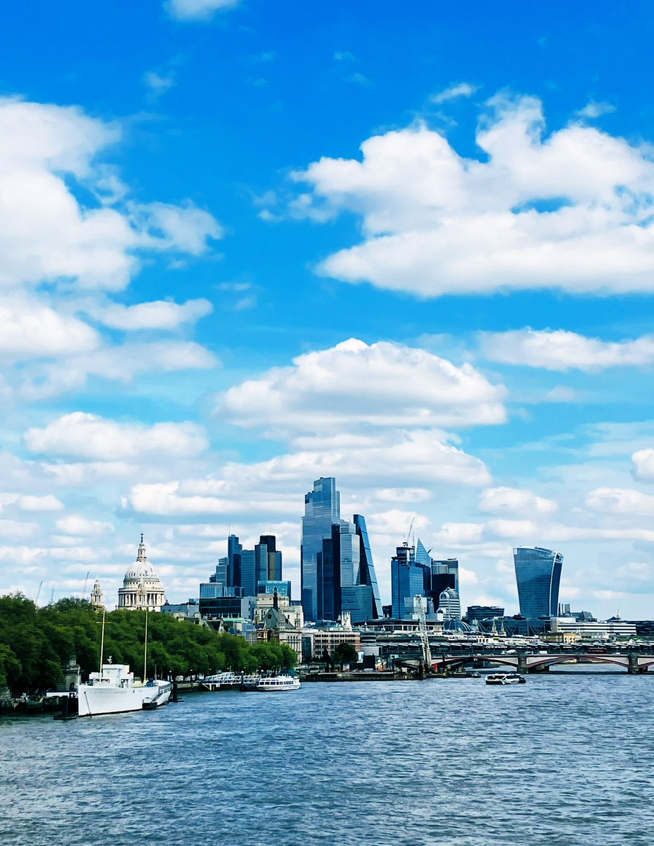 #LookUpLondon: it’s always nice to walk across Waterloo Bridge on a sunny day, which I’ve just done, strolling from one meeting to another. St Paul’s Cathedral is now dwarfed by the high-rises in the Square Mile, but I quite like the juxtaposition of old & new. #HistoryOnTheHoof