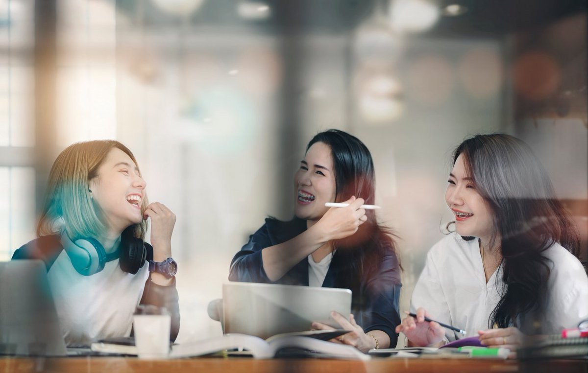 Navigating workplace humor: Yoon Jin-hee finds it tough to crack jokes at her government job, where 'ajae' dad jokes rule and genuine laughter is rare. #WorkplaceCulture #HumorInOffice