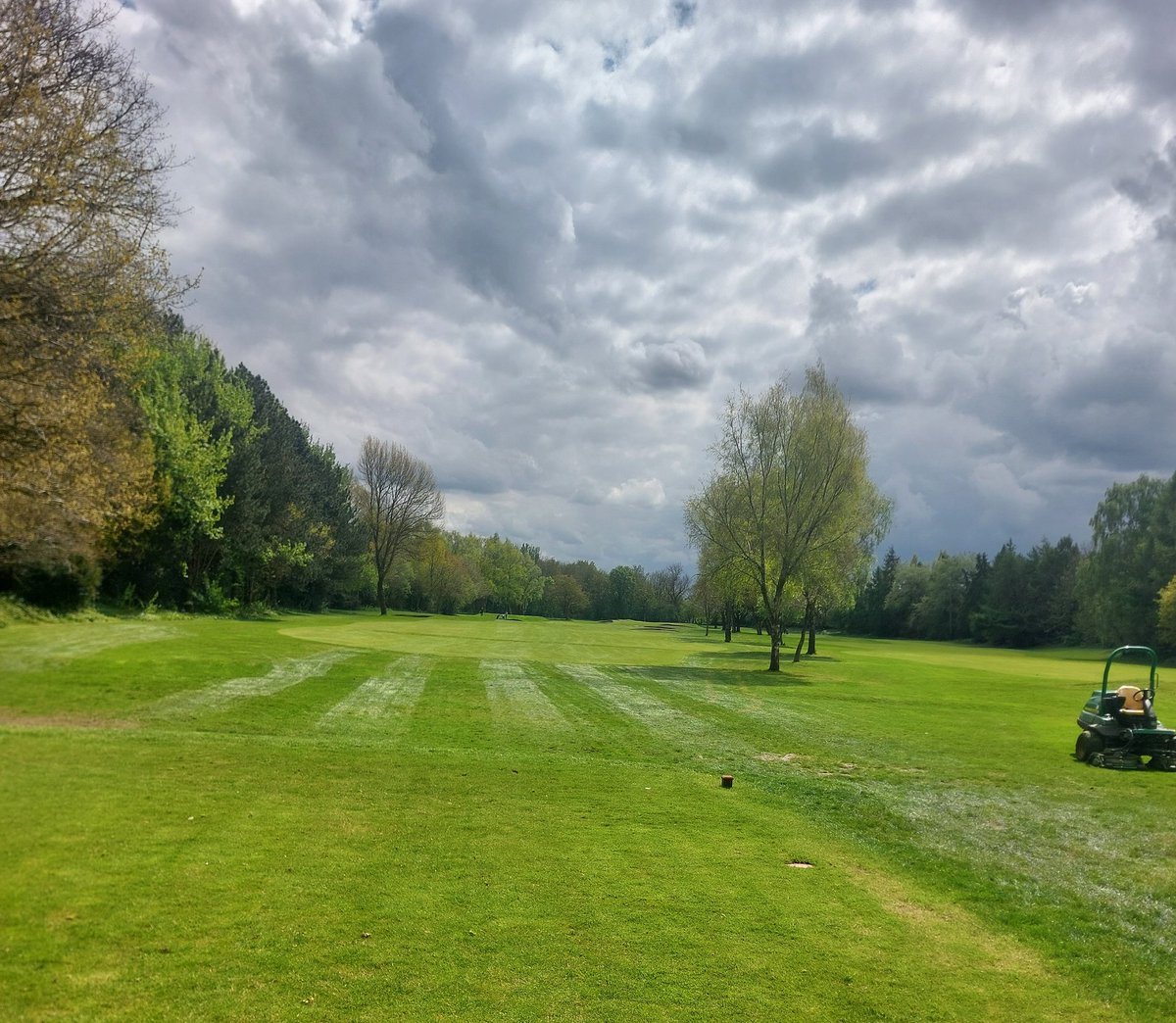 A very busy day ending a very busy week! Course coming together really well, with lots and lots of cutting going on all week. New course Furniture out today, including some in-house made tee markers/broken tee caddies. Also <a href="/Reelsharpltd/">Reelsharp</a> on-site..superb as usual! #teamchorlton