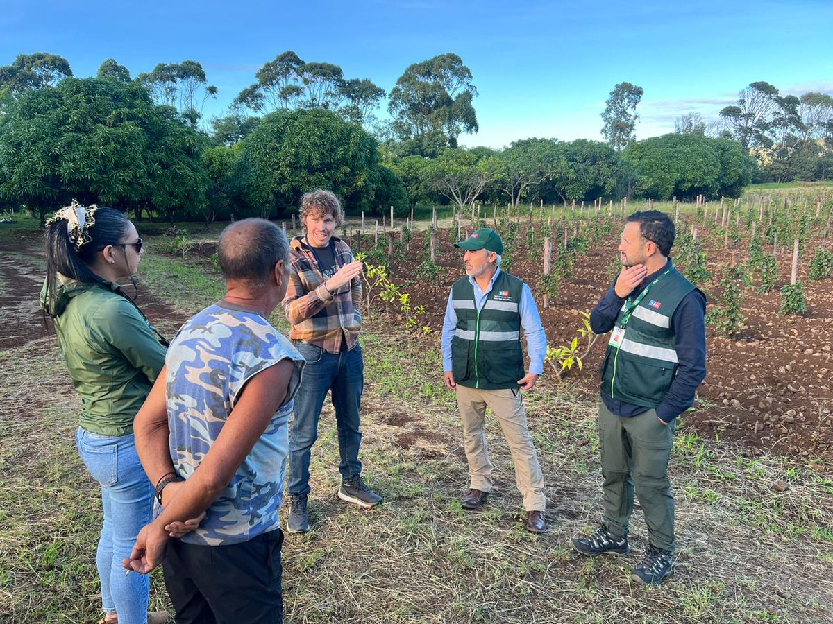 En su visita a #RapaNui, el Director Nacional de @sagchile José Guajardo Reyes, se reunió con productor de vino que trabaja junto al Servicio para lograr la Denominación de Origen de sus viñedos.