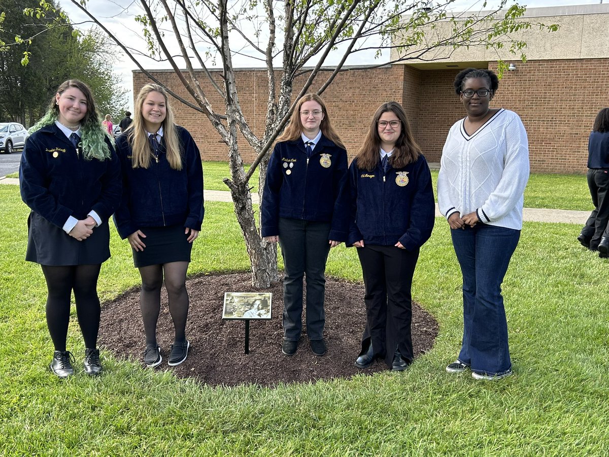 Thank you to all the students & staff @FrederickCTC who had a hand in today’s re-dedication of a tree to honor the Rev. Dr. Martin Luther King, Jr on National Arbor Day! The school’s original dedication marker from 1988 had weathered a little. Thanks @FCPSMaryland @Lorraine_Mars