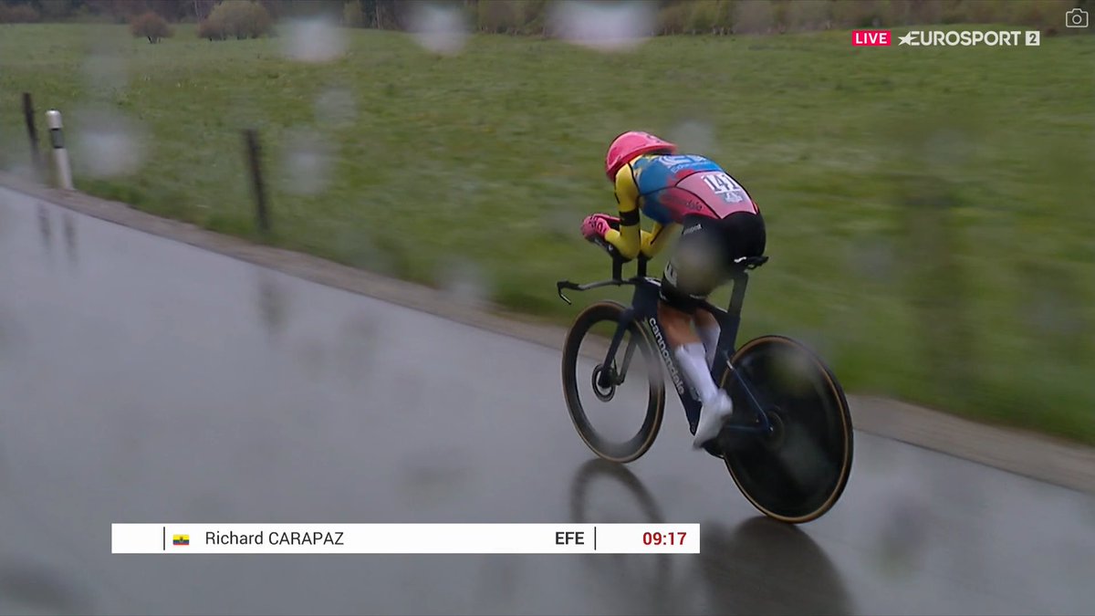 The weather forecast was correct. 🌧️ Richie Carapaz is now swimming. #TDR2024