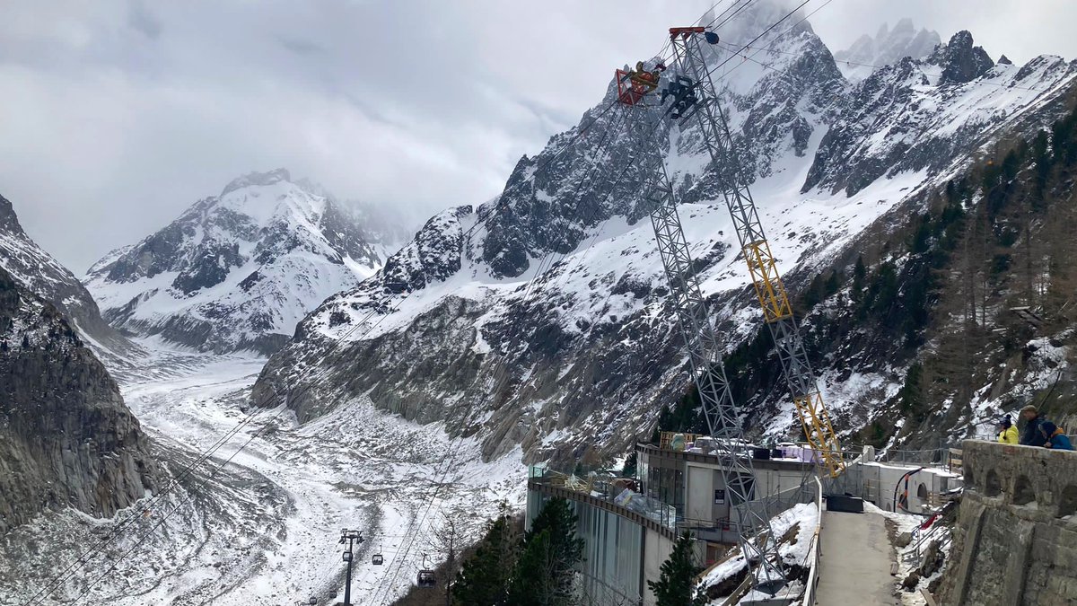 Mer de Glace this morning 😰 It remains a mystery to what extent private companies can be allowed to destroy the common good...🤬 This is the view you now have at one of the Alps' most famous site, disfigured by pylons! 🙏Seb Guillet for the pic