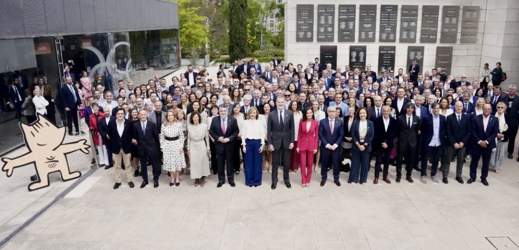 A 💯 días de los JJOO de París, recordamos con emoción y algo de nostalgia los JJOO de Barcelona. Con Sus Majestades los Reyes y la Ministra de Educación, FP y Deportes, hemos rendido homenaje a nuestros/as deportistas olímpicos de 1992. Un honor y un privilegio. 👏👏👏💪🇪🇸🏆