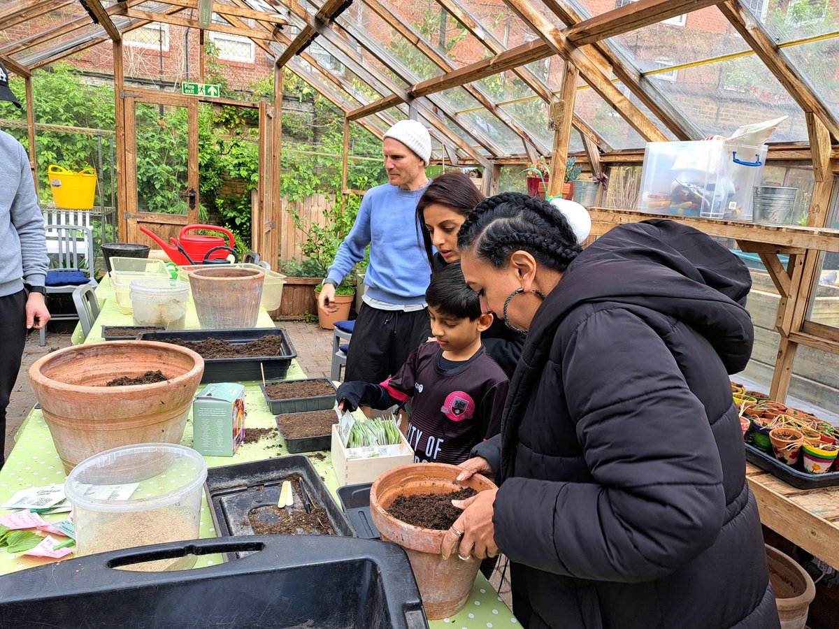 Join us tomorrow for our #NatureHubs gardening drop-in - every Saturday from 10am, join Billy the community gardener to transform St Luke's green space into a place for all the community to enjoy. #southislington #ec1 #growingspace #urbangardening ow.ly/nsa050Ro458