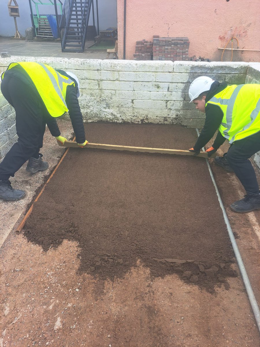 TIGERSConstAcad's tweet photo. A busy week in the sunshine☀️This week we enjoyed working with:
Our #Glasgow #PreApprentices who have progressed from @TBF_Glasgow. They completed a #groundworks project
Our @johnpaulacademy FA's completed a #slabbing project
Our @BannermanHigh FA's tried #plastering
👷♀️👷♂️🦺 https://t.co/NMZbzZu1BA
