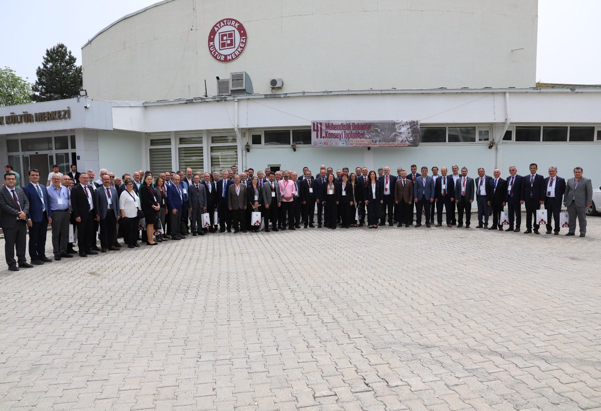 41. Mühendislik Fakültesi Dekanlar Konseyi Toplantısı yaklaşık 100 Mühendislik Fakültesi Dekanının katılımıyla Üniversitemizin ev sahipliğinde Elazığ’da yapıldı.
