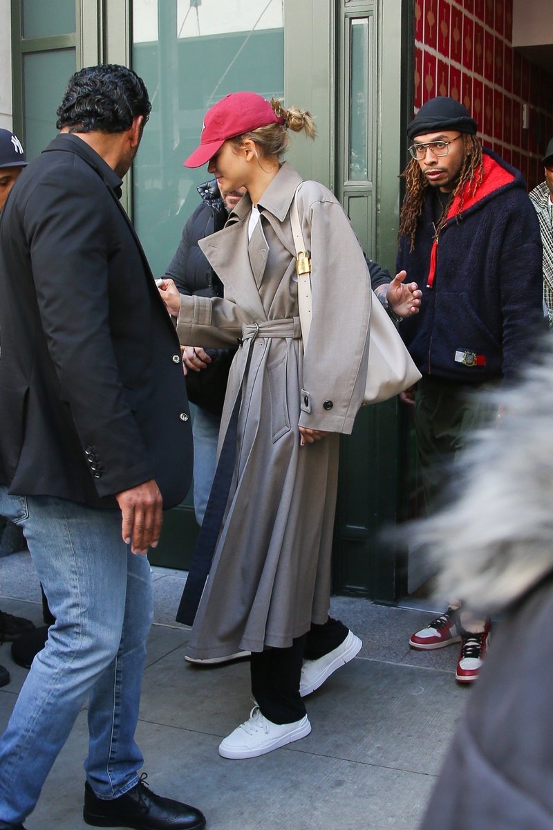Nina849919471's tweet image. April 25 - @Zendaya out and about in New York

Gallery link ⬇️
🔗celebritydaily.sosugary.com/thumbnails.php…

#Zend