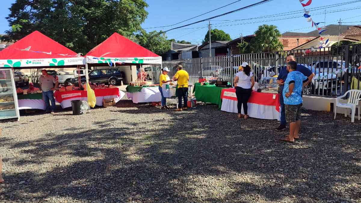 Móvil @Bechu_Paredes 🗣️Daniel Acosta, gerente de Servicios del CAH ⏹️ El @CAHParaguay y JICa realizan Feria Jajapo Porã - Ñande Roga Guasupe hasta las 14 h 📍Estacionamiento del Crédito Agrícola de Habilitación