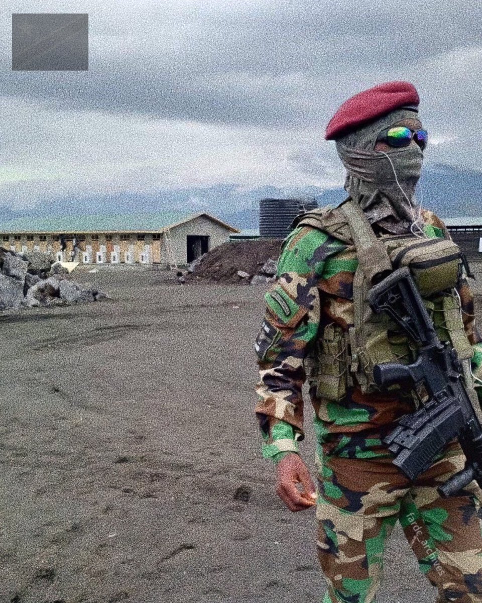 Picture shows a FARDC operator on walking patrol in a new military base under construction. 🇨🇩

#fardc #congo #ponabendele🇨🇩 #military #africanmilitary #kongo #specialforces #thegreatcongo