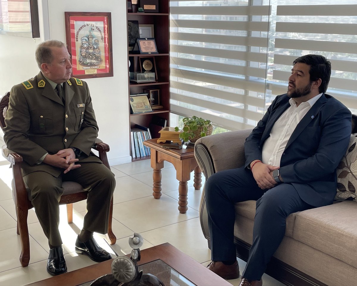 En el contexto de nuestro Nonagésimo Séptimo Aniversario Institucional, Gral. Jorge Muñoz Soto, junto al Prefecto #Atacama, Crl. Cristian Monroy Mora reciben los saludos protocolares del @DPRAtacama Luis Pino Palacios. #Carabineros97Años