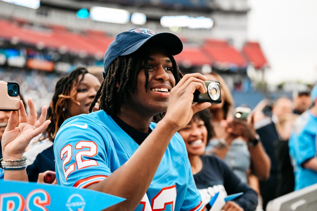 energy off the charts at last night’s @Titans Draft Party 🏈😍