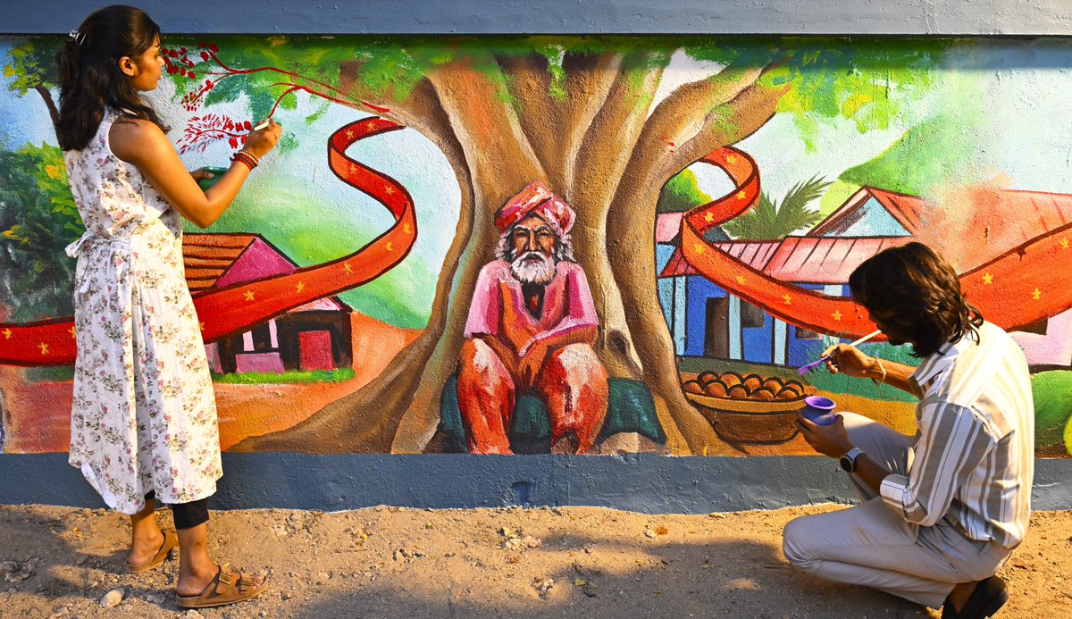 The Indian Institute of Interior Designers (#IIID), Coimbatore, unveiled a wall #graffiti #art works at Bharathi Park on Friday, representing #Coimbatore and its public spaces. 📸: @peri_periasamy / @THChennai